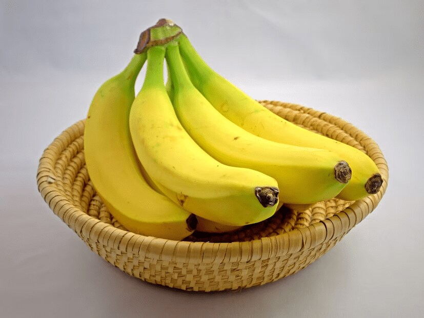 Bananas help regulate blood pressure and, when consumed appropriately, can assist in weight management. The potassium and magnesium they contain help strengthen bones and muscles. (News18 Marathi) Bananas help regulate blood pressure and, when consumed appropriately, can assist in weight management. The potassium and magnesium they contain help strengthen bones and muscles. (News18 Marathi)