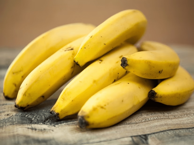 Bananas are rich in natural sugars such as fructose and glucose. Consuming them on an empty stomach may cause a rapid spike in blood sugar levels. Therefore, individuals with diabetes should avoid eating bananas first thing in the morning. (News18 Marathi) Bananas are rich in natural sugars such as fructose and glucose. Consuming them on an empty stomach may cause a rapid spike in blood sugar levels. Therefore, individuals with diabetes should avoid eating bananas first thing in the morning. (News18 Marathi)
