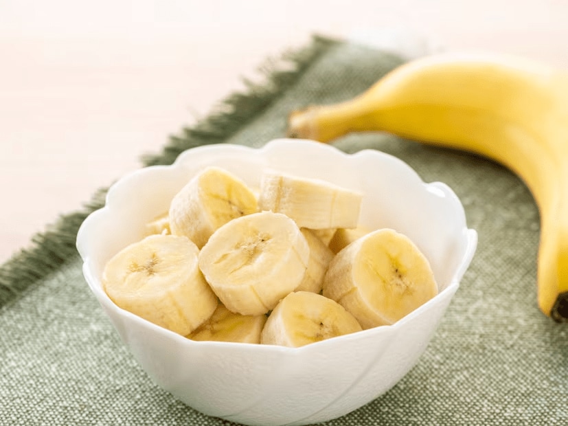 Eating a banana on an empty stomach is generally not considered harmful. However, in certain cases, it may cause slight discomfort or mild health issues. (News18 Marathi) Eating a banana on an empty stomach is generally not considered harmful. However, in certain cases, it may cause slight discomfort or mild health issues. (News18 Marathi)