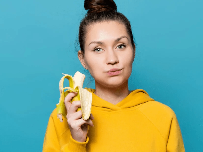 While bananas are rich in fibre, they are low in protein and fat. As a result, eating them on an empty stomach might leave you feeling hungry again soon after, which could lead to overeating and potential weight gain. (News18 Marathi) While bananas are rich in fibre, they are low in protein and fat. As a result, eating them on an empty stomach might leave you feeling hungry again soon after, which could lead to overeating and potential weight gain. (News18 Marathi)